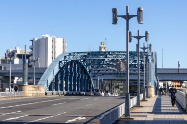 Tokyo, Japonya-15 Aralık 2025: Tokyo, Japonya 'daki Asakusa bölgesinde Komagata Köprüsü. Bu mavi, art-deco tarzı köprü 1927 'de tamamlandı ve Sumida Nehri' ni geçti.