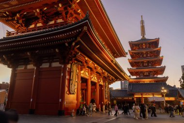 Tokyo, Japonya-15 Aralık 2025: Tokyo, Japonya 'daki Sensoji Tapınağı' nda beş katlı Pagoda. Ana salonun batı tarafında, Sensoji Tapınağı 'nın bahçesinde duruyor.