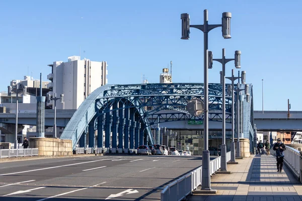 Tokyo, Japonya-15 Aralık 2025: Tokyo, Japonya 'daki Asakusa bölgesinde Komagata Köprüsü. Bu mavi, art-deco tarzı köprü 1927 'de tamamlandı ve Sumida Nehri' ni geçti.