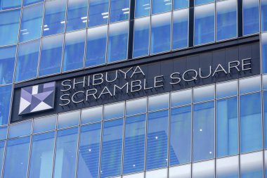 Tokyo, Japonya - 16 Aralık 2025: Shibuya Scramble Meydanı tabelası Shibuya, Tokyo 'daki ofis binasının dışında. Üzerinde Shibuya Gökyüzü 'nün bulunduğu yüksek ve karışık kullanım alanı olan bir bina.