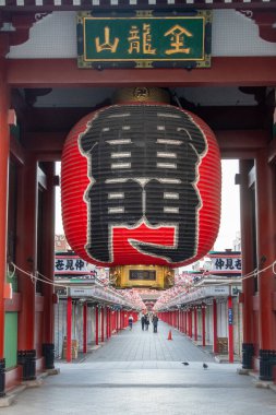 Tokyo, Japonya - 16 Aralık 2025 Kaminarimon veya Thunder Gate, Sensoji Tapınağı 'nın ana girişi. Tokyo, Japonya 'daki Asakusa' nın simgesi. Kanji ile yazılmış Kaminarimon 'lu etkileyici dev kırmızı kağıt fener.