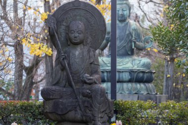 Tokyo, Japonya - 16 Aralık 2025: Sensoji Tapınağı, Tokyo 'da Buda heykeli. Kannon ve Seishi Bodhisattvas 'ın bronz heykelleri, 