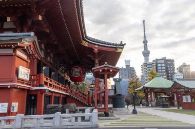 Tokyo, Japonya - 16 Aralık 2025: Tokyo, Japonya 'daki güzel Sensoji tapınağı. Senso-ji 628 yılında kuruldu ve Tokyo 'daki en eski tapınak oldu.