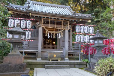 Kamakura, Japonya-17 Aralık 2025: Yasaka Tapınağı Enoshima Adası, Japonya. Yasaka Tapınağı, Enoshima Tapınak Karakolu 'nda Gozu Tenno' ya tapınmak içindir.