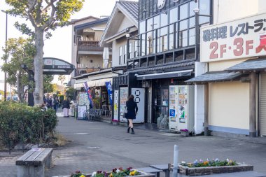 Enoshima, Japonya-17 Aralık 2025: Enoshima Adası çevresindeki restoranlar ve hediyelik eşya dükkanları. Bu ada Tokyo 'dan sadece bir saat uzaklıkta popüler bir turistik yerdir.