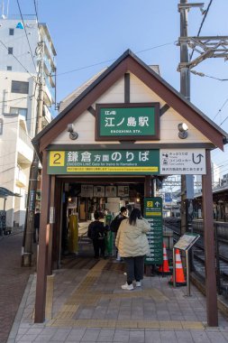 Fujisawa, Japonya-17 Aralık 2025: Japonya 'daki Enoshima Electric Railway (Enoden) tren istasyonu. Fujisawa 'dan Kamakura' ya olan hizmeti Enoshima Elektrik Demiryolu yönetiyor.