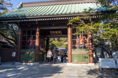 Kamakura, Japonya-17 Aralık 2025: İnsanlar Japonya 'nın Kamakura kentindeki Büyük Buda (Daibutsu) Tapınağını ziyaret ediyor. Büyük Buda, Amida Buddha 'nın bronz bir heykelidir ve Kotokuin' in temelinde bulunur.
