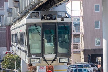 Ofuna, Japonya-17 Aralık 2025: askıya alınan Shonan tren istasyonu Japonya Ofuna 'ya yaklaşıyor. Kesinlikle eğlenceli ve benzersiz bir seyahat şekli ve süspansiyon stili onu öne çıkarıyor.