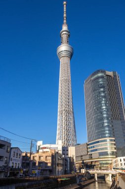 Tokyo, Japonya - 17 Aralık 2025: Mavi gökyüzü ile Tokyo Skytree 'nin inanılmaz yapısı. Gökyüzü ağacı 634 metre yüksekte süzülüyor ve Tokyo 'nun inanılmaz panoramik manzarasını veriyor.
