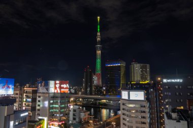 Tokyo, Japonya- 17 Aralık 2025: gece Tokyo Skytree kulesi renkli ışıklandırmalı. Tokyo Skytree her gece göz kamaştırıcı renkli aydınlatmalara sahip.