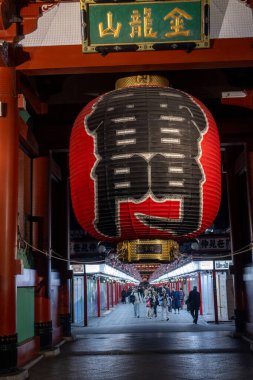 Tokyo, Japonya - 17 Aralık 2025: Tokyo 'da dev kırmızı feneriyle Kaminarimon Kapısı. Thunder Gate, Sensoji Tapınağı 'nın girişini gösteren sembolik bir Asakusa sembolüdür.