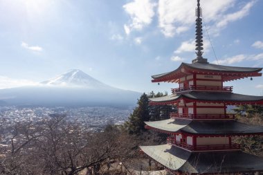 Fujiyoshida, Japonya - 19 Aralık 2025: Fuji Dağı ve Chureito Pagoda Fujiyoshida, Japonya 'daki Arakurayama Sengen Parkı' ndan. Park, özellikle pagoda tarafından çerçevelenmiş Fuji Dağı 'nın çarpıcı bir manzarasını sunuyor.