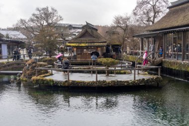 Oshino, Japonya- 20 Aralık 2025: Oshino Hakkai Nakaike Gölü, Japonya. İnanılmaz derecede berrak, kobalt mavisi kaynak suyuyla ünlüdür. Fuji 'nin karları eridi..