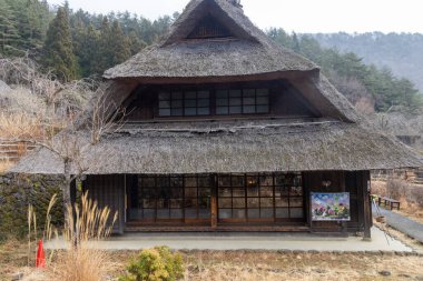 Kawaguchiko, Japonya - 20 Aralık 2025: Saiko Iyashi-no-Sato Nenba Kawaguchiko, Japonya 'da yer almaktadır. Geleneksel bir Japon köyü ve 20 sazdan çatılı evi olan açık hava müzesi..