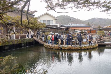 Oshino, Japonya- 20 Aralık 2025: Oshino Hakkai Nakaike Gölü, Japonya. İnanılmaz derecede berrak, kobalt mavisi kaynak suyuyla ünlüdür. Fuji 'nin karları eridi..