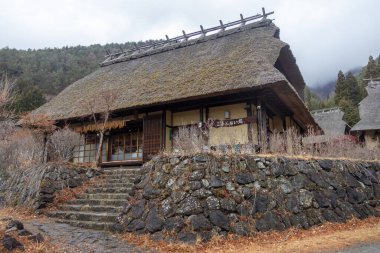 Kawaguchiko, Japonya - 20 Aralık 2025: Saiko Iyashi-no-Sato Nenba Kawaguchiko, Japonya 'da yer almaktadır. Geleneksel bir Japon köyü ve 20 sazdan çatılı evi olan açık hava müzesi..