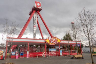 Fujiyoshida, Japonya - 21 Aralık 2025 Tondemina, Süper Sarkaç Fujiyoshida, Japonya 'daki Fuji-Q Highland' da yer almaktadır. Yükseklik, hız ve dönüş karışımı sunan popüler bir cazibedir.
