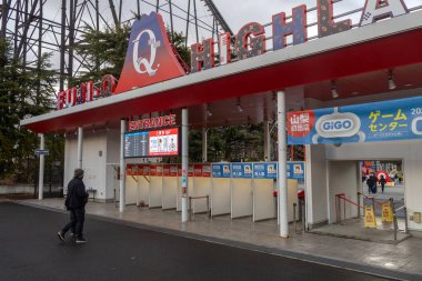 Fujiyoshida, Japonya - 21 Aralık 2025: Fuji-Q Highland girişi, Japonya. Fuji-Q Highland bir eğlence parkı. Heyecan arayanlar ve aileler için önemli bir yerdir ve çeşitli ekstrem yolculuklar sunar..