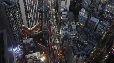 Tokyo, Japonya- 16 Aralık 2025: Tokyo şehir merkezindeki Shibuya 'nın gökyüzü manzarası alacakaranlıkta Shibuya bölgesinde yüksek gökdelenler kümeleniyor