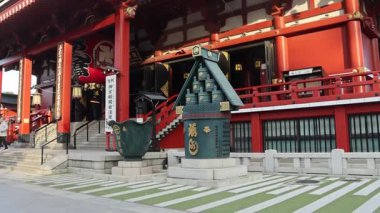 Tokyo, Japonya - 16 Aralık 2025: Tokyo, Japonya 'daki güzel Sensoji tapınağı. Senso-ji 628 yılında kuruldu ve Tokyo 'daki en eski tapınak oldu.