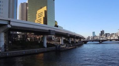 Tokyo, Japonya - 17 Aralık 2025: Sumida Nehri 'ndeki köprüden Tokyo Asakusa ilçesinin görüntüsü. Sumida Nehri Tokyo 'nun en ikonik ve tarihi nehirlerinden biridir..