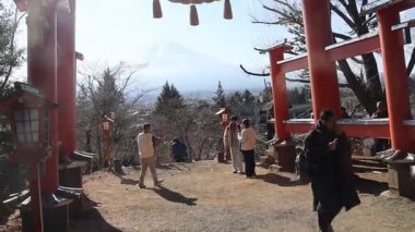 Fujiyoshida, Japonya - 19 Aralık 2025: Fujiyoshida, Japonya 'daki Fujiyoshida Fuji Sengen Tapınağı' nın girişindeki büyük torii (kapı). Arakurayama Sengen Parkı, Fuji Dağı 'nın dünyaca ünlü izleme yerlerinden biridir.