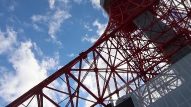 Tokyo, Japonya - 22 Aralık 2025 Japonya 'da ikonik Tokyo Kulesi. Bu turuncu-kırmızı radyo kulesi uzun yıllar boyunca Tokyo 'nun ufuk çizgisini ve en popüler turistik noktasını tanımladı.