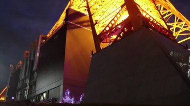 Tokyo, Japonya- 22 Aralık 2025: Tokyo Kulesi sıcak turuncu renkle aydınlanıyor. Dik durarak, şehir manzaralarını süpürüyor, özellikle de karanlık çöktüğünde, Tokyo 'yu sıcak ve büyüleyici bir şekilde aydınlatıyor.