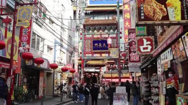 Yokohama, Japonya - 23 Aralık 2025: Yokohama, Japonya 'da Çin Mahallesi Vibrant Caddesi. Renkli kapılar ve bir dizi Çin yiyeceğiyle dolu enerjik sokaklar canlı ve hareketli bir atmosfer yaratıyor.
