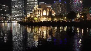 Yokohama, Japonya- 23 Aralık 2025: Yokohama 'nın silueti, Landmark Kulesi, Queen' s Square ve gece feribot tekerleği. Japonya. Yokohama modern bir şehirdir, Japon geleneğiyle Batı 'nın karışımıdır.