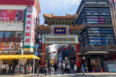 Yokohama, Japonya - 23 Aralık 2025: Zenrinmon Kapısı Yokohama Çin Mahallesi, Japonya. Çin restoranları ve dükkanlarla dolu hareketli caddelerdeki ikonik, renkli Çin tarzı kapıları.