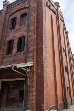 Yokohama, Japonya - 23 Aralık 2025: Akarenga veya Yokohama, Japonya 'daki Kırmızı Tuğla Deposu. Tarihi, yenilenmiş bir kırmızı tuğla bina kompleksi. Alışveriş ve yemek için popüler bir yer.