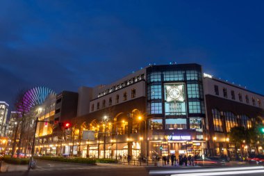 Yokohama, Japonya - 23 Aralık 2025 Yokohama World Porter alışveriş merkezi, Yokohama, Japonya. Uluslararası markalar, Japon hatıraları ve lezzetli yiyeceklerin yer aldığı çok katlı bir alışveriş merkezidir.