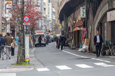 Tokyo, Japonya - 25 Aralık 2025: Hibiya Okuroji, Tokyo çevresinde demiryolu rayları altında canlı alışveriş ve yemek. Tokyo tren raylarının altındaki dükkanlar ve lokantalar sokağı.