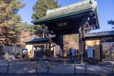 Tokyo, Japonya - 26 Aralık 2025: Japonya 'daki Gotokuji Tapınağı. Tapınak, maneki neko ya da işaret eden kedisiyle ünlüdür. Uğur getirmesi için çok popüler bir Japon biblosudur.