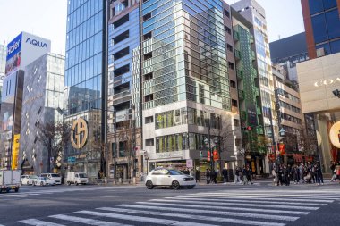 Tokyo, Japonya-28 Aralık 2025: Tokyo 'nun lüks alışveriş bölgesi Ginza' nın sokak manzarası. Geniş caddeler ve dar sokaklar lüks markalar, bayrak gemisi mağazaları ve mağazalarıyla ünlüdür.