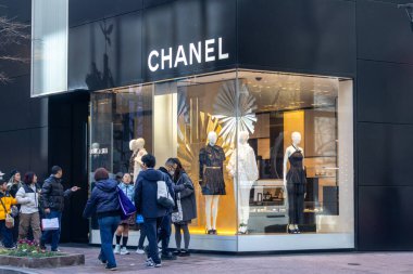 Tokyo, Japonya-28 Aralık 2025: Tokyo, Japonya 'da Chanel' in imzası ve önü. Prestijli bir Fransız lüks moda evi. Özel tasarım, hazır giyim, aksesuar ve parfümleriyle tanınır.