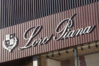 Tokyo, Japonya-28 Aralık 2025: Tokyo, Japonya 'da Lora Piana' nın imzası ve dükkânı. Loro Piana, tekstil imalatı ve hazır giyim üzerine uzmanlaşmış bir İtalyan lüks moda markası.