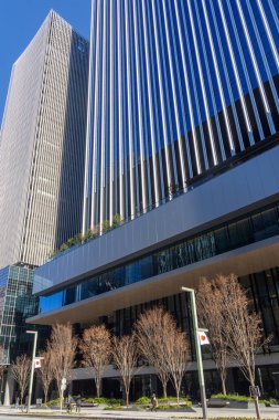 Tokyo, Japonya-28 Aralık 2025: Tokyo 'da tarihi bir bölge olan Kyobashi' de sokak manzarası. Modern çalışma alanı ile sanat ve mirası harmanlayan çok sayıda seçkin ofis gökdelenine ev sahipliği yapar..