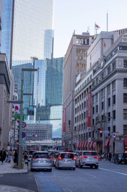 Tokyo, Japonya-28 Aralık 2025: Nihonbashi, geleneksel Edo dönemi ticaretini modern entellektüel binalar ve alışveriş merkezleri ile harmanlamasıyla bilinen tarihi, merkezi bir Tokyo ticaret bölgesidir.