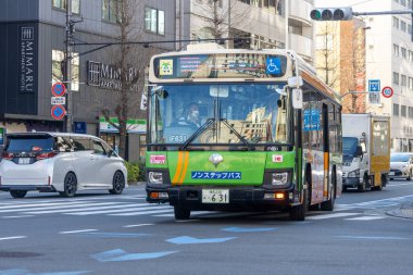 Tokyo, Japonya - 29 Aralık 2025: Tokyo, Japonya 'da banliyö otobüsü yolculuğu. Trenlerin ulaşamadığı ucuz ve uygun bir şehir yolculuğu.