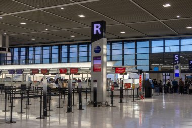 Tokyo, Japonya - 29 Aralık 2025 Narita Uluslararası Havaalanı 'nın kalkış salonu, Tokyo. Sergide gümrüksüz alışveriş, pasaport kontrol prosedürleri ve bazı havayollarının kayıt gişeleri yer alıyor.