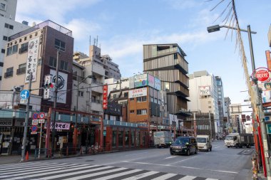 Tokyo, Japonya - 29 Aralık 2025: Asakusa 'daki Kaminarimon Dori Caddesi, Tokyo, Japonya. Geleneksel atıştırmalıklar, hediyelik eşyalar ve Japon kültürüyle dolu canlı, tarihi ve popüler bir turistik yerdir.
