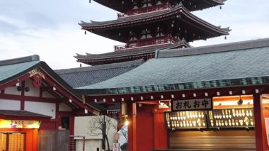 Tokyo, Japonya- 16 Aralık 2025: Asakusa, Tokyo 'daki Sensoji Tapınağı' nda mavi gökyüzü ile beş katlı yükselen pagoda. Japonya 'nın en uzun pagodalarından biridir ve tapınağın zengin tarihini sembolize eder.