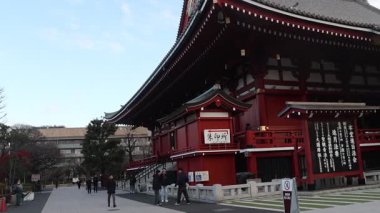 Tokyo, Japonya - 16 Aralık 2025: Tokyo, Japonya 'daki güzel Sensoji tapınağı. Senso-ji 628 yılında kuruldu ve Tokyo 'daki en eski tapınak oldu.