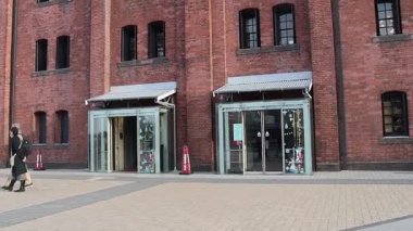 Yokohama, Japonya - 23 Aralık 2025: Akarenga veya Yokohama, Japonya 'daki Kırmızı Tuğla Deposu. Tarihi, yenilenmiş bir kırmızı tuğla bina kompleksi. Alışveriş ve yemek için popüler bir yer.