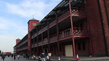 Yokohama, Japonya - 23 Aralık 2025: Akarenga veya Yokohama, Japonya 'daki Kırmızı Tuğla Deposu. Tarihi, yenilenmiş bir kırmızı tuğla bina kompleksi. Alışveriş ve yemek için popüler bir yer.