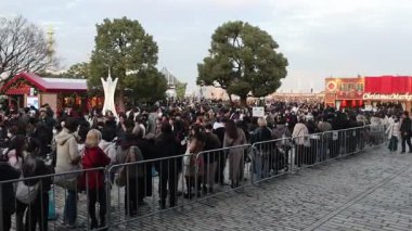 Yokohama, Japonya - 23 Aralık 2025: Yokohama Kırmızı Tuğla Deposu, Japonya 'daki Noel Pazarı' na insanlar katılıyor. Pek çok gösteriyi sunar ve Noel dileklerini yemek ve hediyeyle gerçekleştirir.