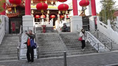 Yokohama, Japonya - 23 Aralık 2025: İnsanlar Yokohama Çin Mahallesi 'ndeki Guan Di Tapınağı veya Kanteibyo' yu ziyaret ediyor. İddiaya göre Kanteibyo, Çinli bir göçmenin Guan Yu heykelini Japonya 'ya getirmesiyle yaratıldı.