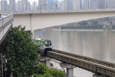 Chongqing, China- 7 Kasım 2025: Chongqing metro seferi Chongqing, Çin 'de yüksek binalı raylarda. Şehrin ana iş alanlarının ve banliyölerin ulaşım ihtiyaçlarına hizmet eder..